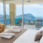 6 Bedroom Villa *