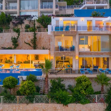 6 Bedroom Villa *