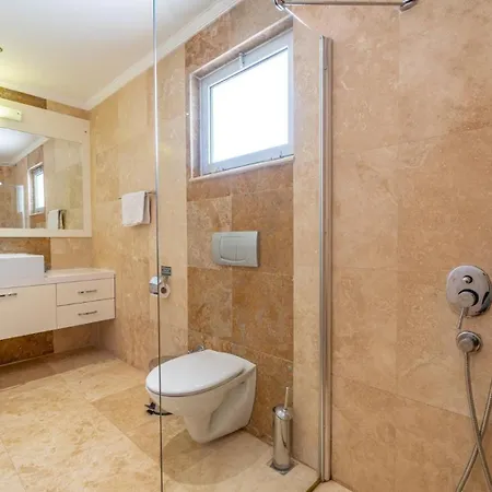 6 Bedroom *